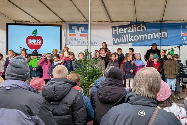 Stimmungsvolle Weihnachtslieder brachten die Chöre der Meckenheimer Grundschule zu Gehör. | Foto: fes
