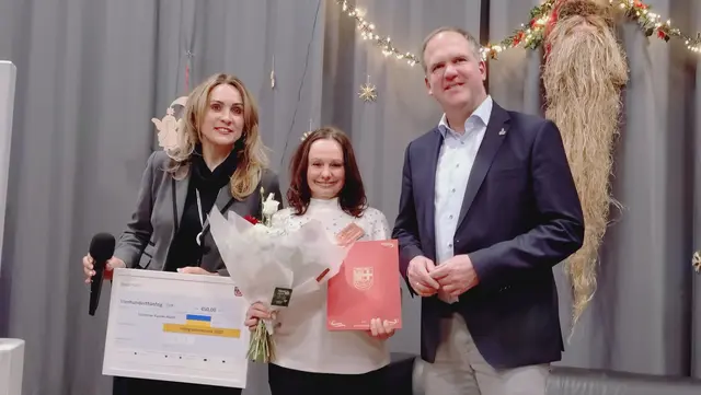 Die Vorsitzende des Ausschusses für Chancengerechtigkeit und Integration der Stadt Hürth, Aylin Kocabeygirli, und Bürgermeister Dirk Breuer überreichten den Integrationspreis an Inna Maassen (Mitte), die Vorsitzende der Initiative RASOM.  | Foto: Bild: Integrationsrat