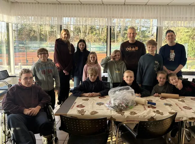 Fleißige Kinder bei der Weihnachtsbäckerei.  | Foto: TC