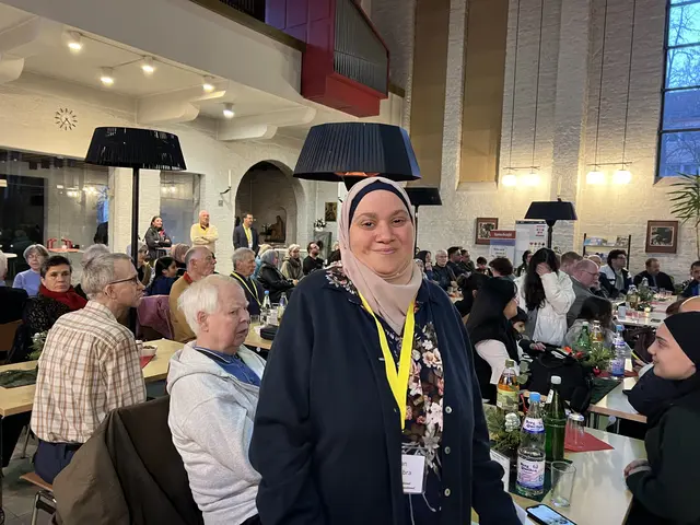 Vorbild für viele Gäste. Anan kam 2017 nach Deutschland. Heute studiert sie Soziale Arbeit und engagiert sich im Café International als Übersetzerin.  | Foto: Kaiser