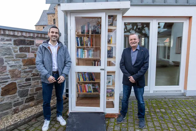 Über den neuen Bücherschrank in Nöthen freuen sich Sebastian Thur (v.l.) vom Stiftungsvorstand der Kreissparkasse Euskirchen und Ratsherr Andreas Bühl. | Foto: Tameer Gunnar Eden/Eifeler Presse Agentur/epa