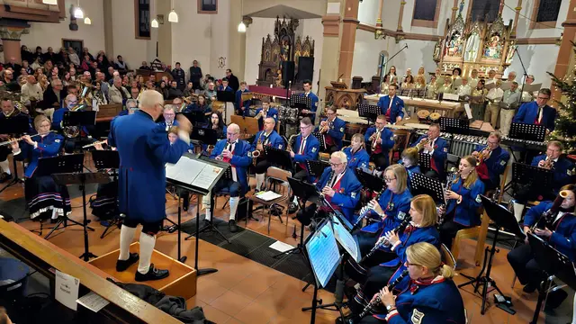 Das Blasorchester der Fischenicher Blau-Weißen und der Jazzchor Songrise beim 33. Weihnachtskonzert.  | Foto: Aneta Thomas
