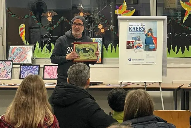 Kunst gegen Krebs: Thorsten Weber präsentiert die von Kindern der OGS Josefschule gestalteten Bilder. | Foto: Foto/Repro: Frank Engel-Strebel