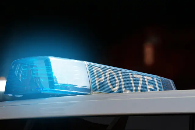 Montagnacht, 5. Januar wurde die Polizei zu einem Fahrdienst im Bereich der Petersbergstraße gerufen. Eine Scheibe am Geschäft war eingeschlagen worden, es gab Feuer an zwei Wagen - ein Mitarbeiter löschte diese selbst. | Foto: OFC Pictures/adobe.stock.com