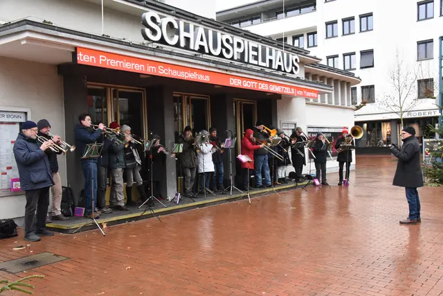Auf dem Theaterplatz gaben die Blechbläser des Posaunenchores der Evangelischen Kirchengemeinden von Bad Godesberg traditionell am Neujahrsmorgen wieder ein Konzert und hatten sich diesmal vor dem Eingang des Schauspielhauses aufgestellt.  | Foto: AS
