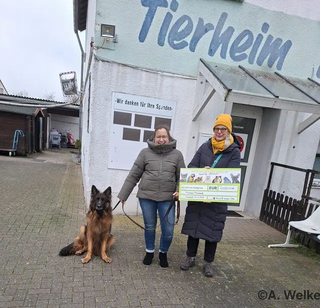 Andrea Welke (links) überreichte die Spende an Helga Berben (rechts)  | Foto: Welke