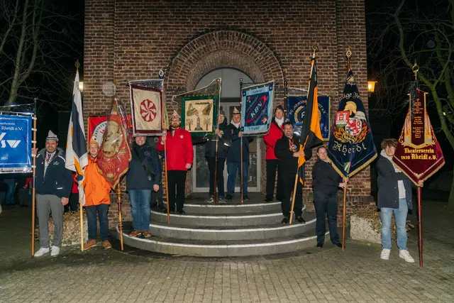 Fahnenabordnung der Verein vor der Pfarrkirche Sankt Dionysius.  | Foto: Niclas