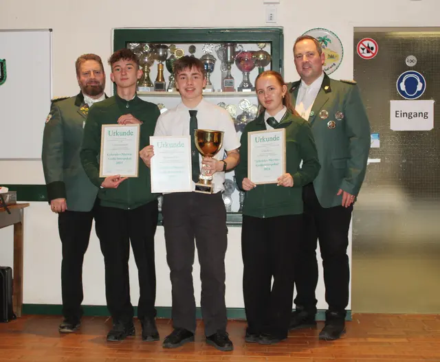 Auszeichnung für Engagement in der Jugendarbeit: Der Gebrüder-Merten-Gedächtnispokal ging in diesem Jahr an den Schülerschützen Benjamin Klein (Mitte). Zur Ehrung gratulierten Jungschützenmeister Christian Klein (links), Jugendsprecher Luis Granderath (zweiter von links), Jugendsprecherin Clara Klein sowie Brudermeister Hendrik Beer (rechts). | Foto: privat