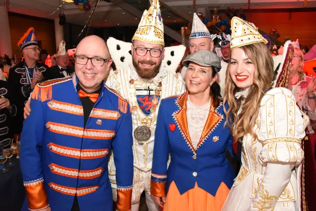 Hatten viel Spaß beim Tollitätenempfang – das Moderatorenteam Sonja Krämer und Peter Thomas mit dem Bonner Prinzenpaar.  | Foto: AS