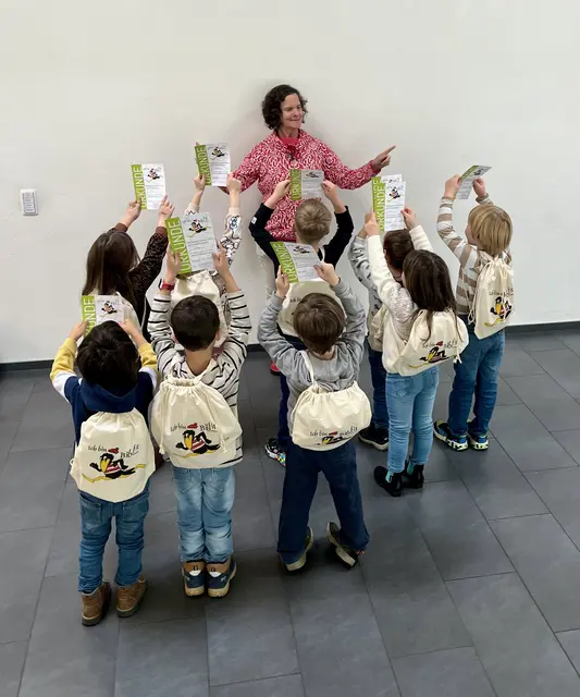 Stolz präsentieren die Vorschulkinder aus Odendorf ihre Büchereiführerscheine: Mit Urkunden und „Bibfit“-Rucksäcken endete die Leseförderaktion in der Katholischen öffentlichen Bücherei, bei der die Kinder den Umgang mit Büchern und Medien kennengelernt haben. | Foto: Privat