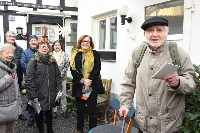 Josef Schwalb stellte gemeinsam mit Anne Stöcker und Dr. Iris Henseler Unger beim Rundgang die Haussprüche vor.  | Foto: AS