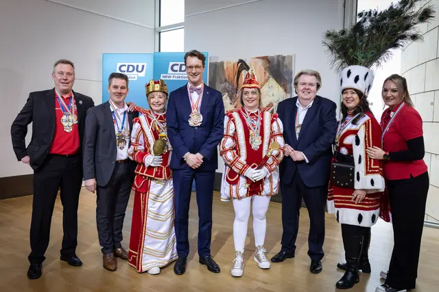 Aus den Händen von Ministerpräsident Hendrik Wüst (4.v.li.) und Klaus Voussem (3.v.r.) erhielten die Palmersheimer Jecken einen Orden. | Foto: Ralph Sondermann