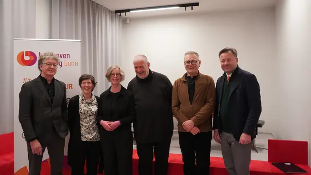 Die Redner zur Eröffnung (vlnr): Thomas Baerens, Mirjam Florio, Nicole Unterseh, Carsten Seiffarth, Sam Auinger und Malte Boecker.  | Foto: Beethovenstiftung Bonn
