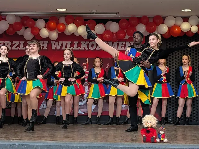 Mit dabei war auch die Tanzgarde des Buschdorfer Karnevalsausschusses, der 2026 50 Jahre alt wird.  | Foto: fes