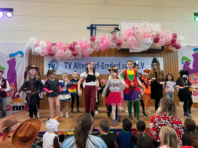 Kinder in fantasievollen Kostümen erobern beim Kinderkostümfest des TV Altendorf-Ersdorf die Bühne der Mehrzweckhalle und sorgen für beste Stimmung im Saal.  | Foto: Privat