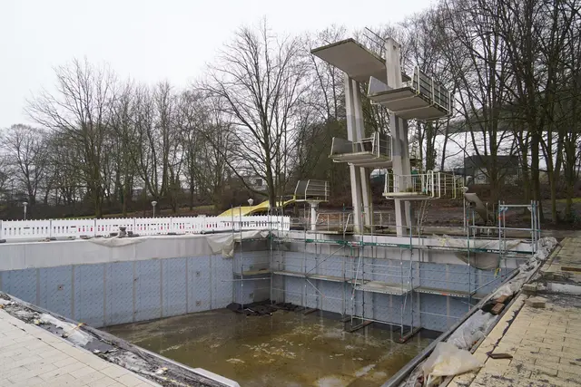 Besser spät als nie: Nachdem das Springerbecken mit Edelstahl ausgelegt wurde, muss jetzt noch die Sprungfläche des 10-Meter-Turms gekürzt werden. Dazu muss der Edelstahl aufwändig geschützt werden. FDP und Grüne wollen wissen, warum die Kürzung nicht früher erfolgte und wer für diese Entscheidung verantwortlich ist.  | Foto: Stadt Frechen