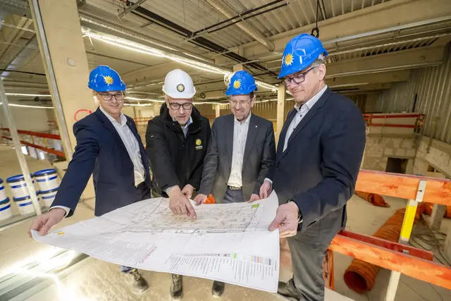 Auf der Baustelle (von links): David Schnabel (Vorstand Merkur Casinos), Knuth Achilles (Projektleiter Merkur Spielbanken NRW), Sebastian Kühn (Direktor Merkur Spielbank Siegburg) und Sven Fork (Geschäftsführer Merkur Spielbanken NRW.  | Foto: Merkur Spielbanken