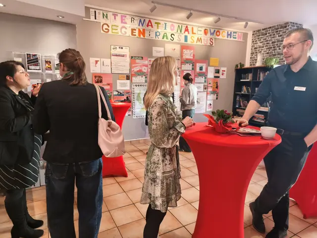 Im Haus der Begegnung des DRK Euskirchen fanden die Beteiligten beim Auftakt der Internationalen Wochen gegen Rassismus schnell ins Gespräch. | Foto: Kerstin Rottland/pp/Agentur ProfiPress