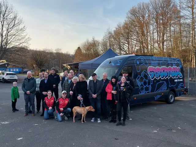 Am 1A-Jugendtreff in Rosbach wurde die neue Streetbox für Windeck gemeinsam mit Gästen gefeiert. Rechts vorne: die Leiterin der Streetbox Isabel Zervos, dahinter ihr Kollege Daniel Krauß  | Foto: Schmidt