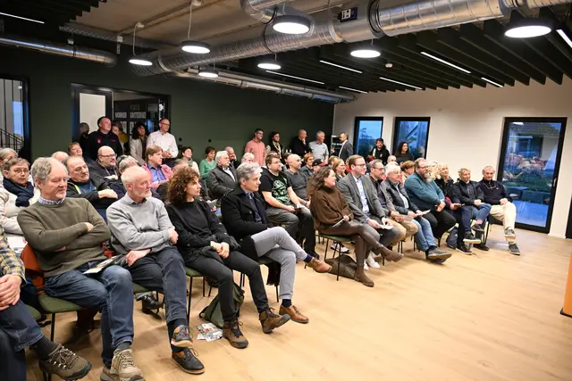 Selbst in den großzügigen Räumen der „Denkschmiede“ mussten einige Besucher an Stehtischen ihren Platz suchen. Es wird weitere Treffen zur Thematik und zum Austausch geben. | Foto: Foto Steimel