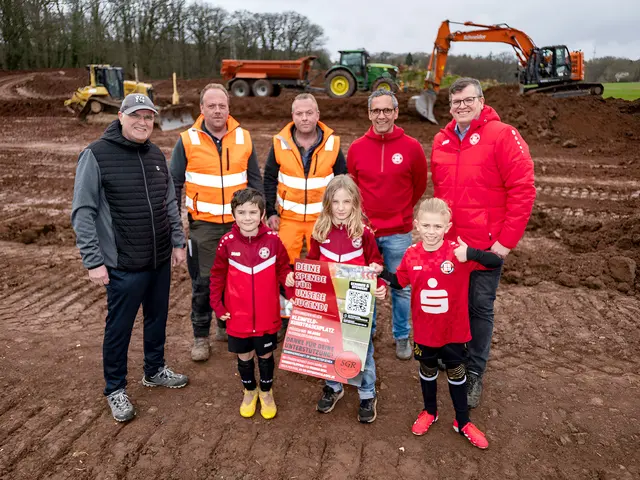 Christof Marx von der Stadt Mechernich (v.l.), Tobias und Simon Esch, der zweite Vorsitzende Sandro Filipponi und der Geschäftsführer Markus Beul mit den Nachwuchskickern Michael (vorne v.l.), Paul und Leon aus der F-Jugend.  | Foto: Ronald Larmann/pp/Agentur ProfiPress