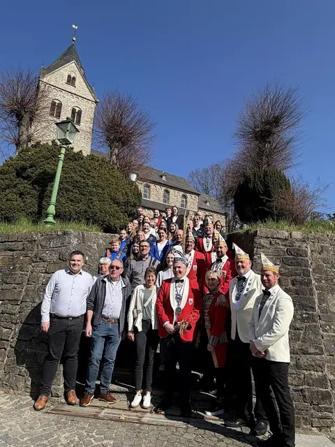 Strahlender Auftritt vor historischer Kulisse. Prinz Ingo I. aus dem Hause Rolland (4.v.li.) ist die neue Tollität in der „Republik“.  | Foto: Karin Rechenberger