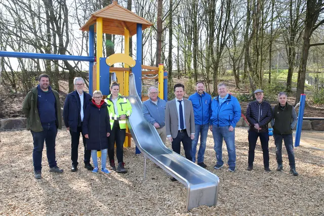Bürgermeister Ulrich Stücker (5.v.r.) und der Vorsitzende des Heimatvereins Dominik Seitz (4.v.r.) eröffneten den neuen Spielplatz gemeinsam mit Vertretern von Stadt, Heimatverein, bauausführender Frima sowie Drabenderhöher Stadtverordneten. | Foto: Christian Melzer