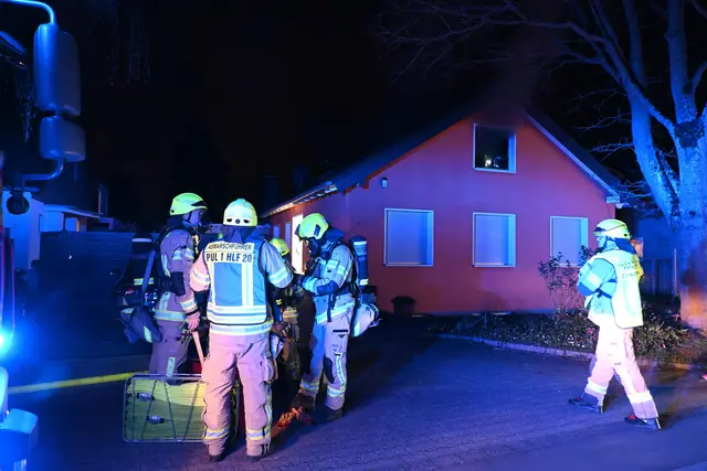 Die Feuerwehr, die mit insgesamt 40 Kräften und 8 Fahrzeugen vor Ort war, konnte nach eineinhalb Stunden die Einsatzstelle an die Bewohner übergeben und den Einsatz beenden. | Foto: Feuerwehr Pulheim