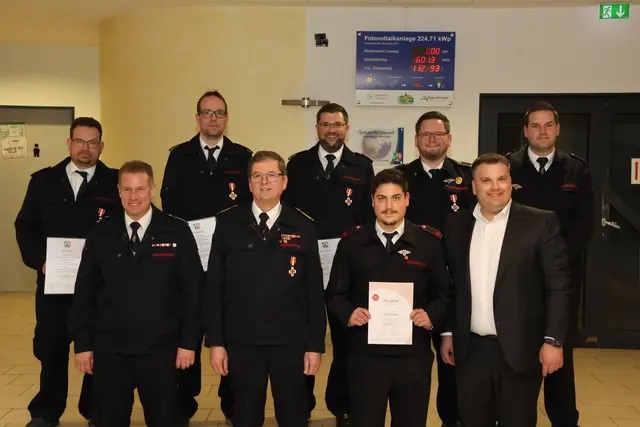 Die geehrten Feuerwehrleute bei der Jahresdienstbesprechung  | Foto: Michael Kupper