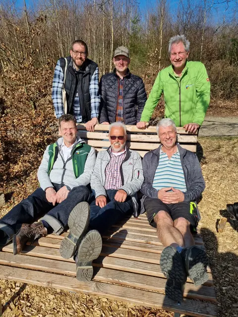 Sie testen das Waldsofa: (hinten v.l.) Marko Feldhoff (Bürgerverein Scheel), Maximilian Momm (Grundstückseigentümer), Wastl Roth-Seefrid sowie (vorne v.l.) Jens Eichner (beide Naturpark Bergisches Land), Manfred Fischer und Andre Orbach (beide Bürgerverein).  | Foto: © Naturpark BL
