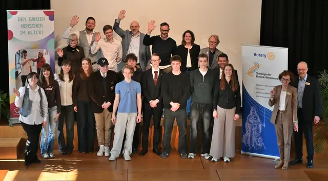 Die Teilnehmenden mit Jurymitgliedern und Moderatorin des „Oberbergischen Rhetorik-Wettbewerbs 2026“. | Foto: Joachim Lüdcke
