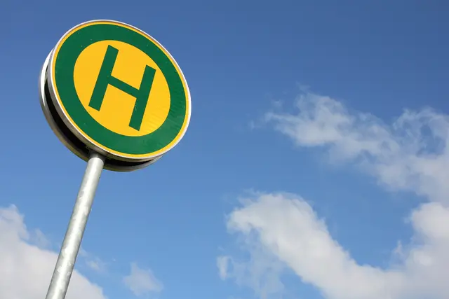 Die Freizeitbusse bieten ab April wieder direkte Verbindungen zu Wander- und Ausflugszielen in der Nordeifel und dem Ahrtal. | Foto: Björn Wylezich - stock.adobe.com