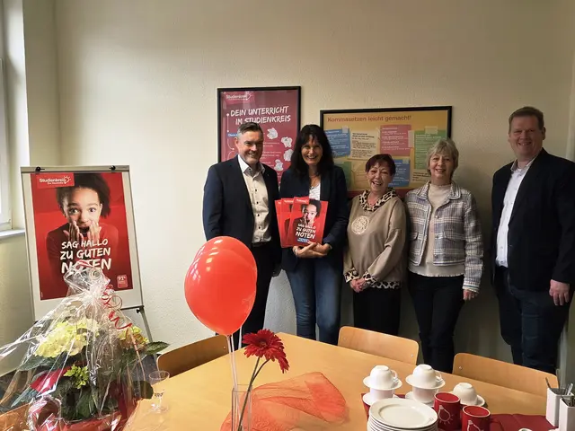 Freudige Gesichter bei der Gutscheinübergabe (von links): Bürgermeister Karsten Schäfer und Andrea Friedrich (Leiterin Gesamtschule Much) sowie Petra Lehnen, Susan Saterdag-Temmhoff und Christian Triesch vom Studienkreis. | Foto: Studienkreis