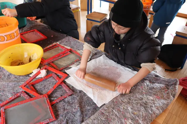 Kinder beim Ferienprogramm am Außerschulischen Lernort :metabolon | Foto: BAV