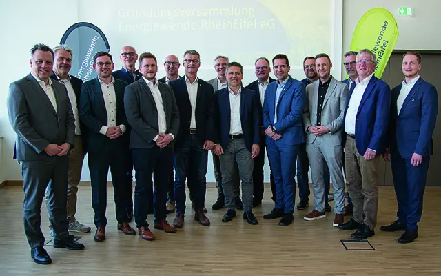 Die kommunalen Gründungsmitglieder der Energiewende RheinEifel eG mit e‑regio‑Geschäftsführer Stefan Dott (Mitte) und dem neu gewählten Vorstand.  | Foto: e‑regio