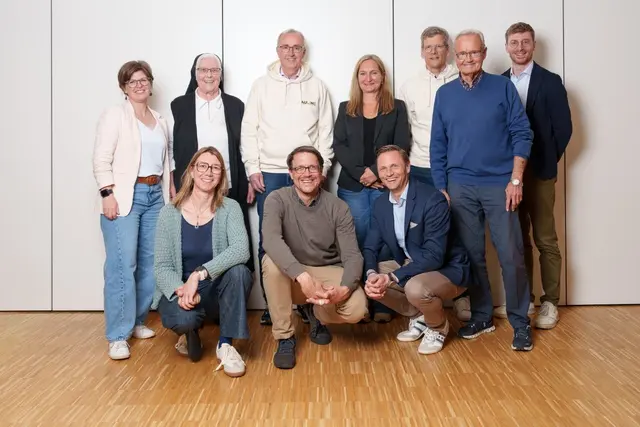 Vorne (von links) Sonja Boddenberg (Einrichtungsleiterin Pauline), Marc Remmel, Thomas Arentz, hinten (von links): Ivonne Kurtenbach, Sr. Kunigunde, Andreas Grünewald, Nicola Müller-Starck, Andreas Wollweber, Dieter Gessner, Christopher Büchel. | Foto: Christian Bargon