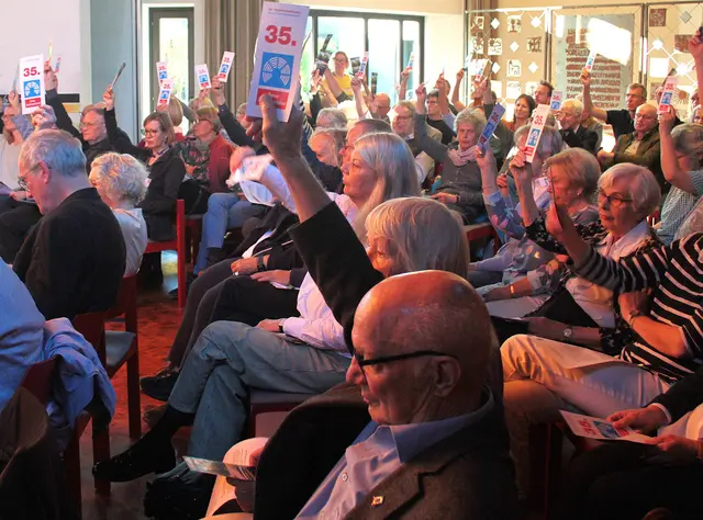 Abstimmung bei der 35. Parlamentssitzung des Bonner Spendenparlaments im Haus der Gemeinde der evangelischen Kirchengemeinde Bonn‑Beuel.  | Foto: Jörg Liesen