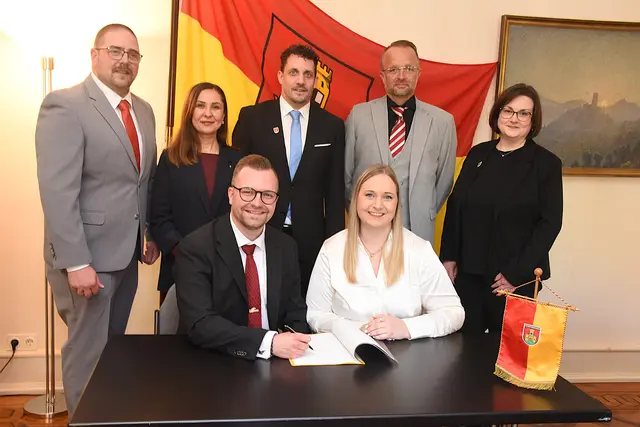 Das neue Bad Godesberger Karnevalsprinzenpaar der Session 2026/2027, der designierte Prinz Max Hatwiger und seine designierte Godesia Lea Schwingen, wurden der Bad Godesberger Bezirksbürgermeisterin Feyza Yildiz (Bildmitte) vorgestellt.  | Foto: AS