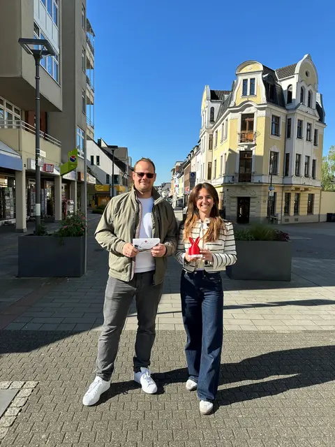 Citymanagerin Nina Schmitz und Thomas Weibeler, Vorsitzender des Innenstadtvereins, freuen sich über den Erfolg des Oster-Gewinnspiels in der Innenstadt. | Foto: Stadt Wesseling