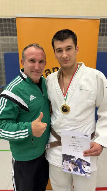 Alexey Lesniak freut sich über die Goldmedaille bei den Westdeutschen Einzelmeisterschaften, gemeinsam mit Trainer David Metzger.  | Foto: Kilian Rose
