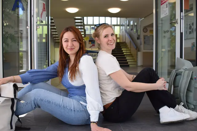 „Gemeinsam zu einem höheren Abschluss“. Die Studierenden Helin (li.) und Nora (re.) am Eingang zum WbK Bonn.  | Foto: Brigitte Haneder