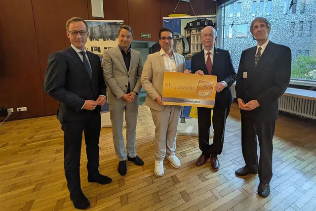 Mit einem großen Festaktim Bezirksrathaus Beuel wurde das 50-jährige Bestgehen des Denkmal.- und Geschichtsvereins Bonn-Rechtsrheinisch gebührend gewürdigt (von links): Daniel Sieveke, Marco Rudolph, Guido Déus, Carl Jakob Bachem und Georg Divossen. | Foto: fes