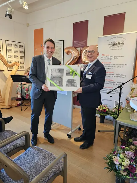Bürgermeister Sven Schnieber (links) überreicht dem Vorsitzenden Dieter Ohm symbolisch den Schlussstein des historischen Kölnhof‑Tors als Geschenk zum 25‑jährigen Bestehen des Meckenheimer Museumsvereins. | Foto: Privat