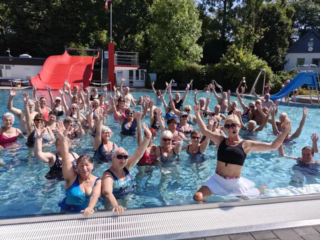 Besucher des Bedburger Freibads dürfen sich auf zahlreiche Events freuen – so zum Beispiel auf den Kurs „Aqua-Zumba“ im Juni. | Foto: Stadt Bedburg