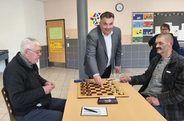 In der Partie Artur Schmidt gegen Sergej Schmidt spielte der Vater
gegen seinen Sohn. Nach einer überwiegend ausgeglichenen Partie einigten sich beide Spieler auf ein Remis. | Foto: SV Morsbach