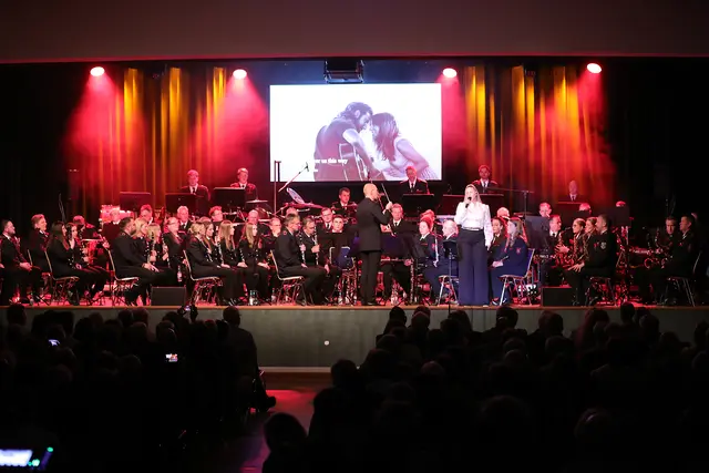 Das Blasorchester des Musikzugs der Feuerwehr Iseringhausen begeisterte ebenso wie die Sängerin. | Foto: Erhard Krupp