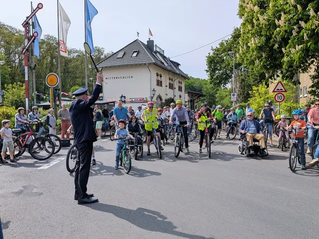 Albert Söhngen gab den Startschuss für die Radaktion „Alfter bewegt“ am Bahnhof Witterschlick. | Foto: Frank Engel-Strebel