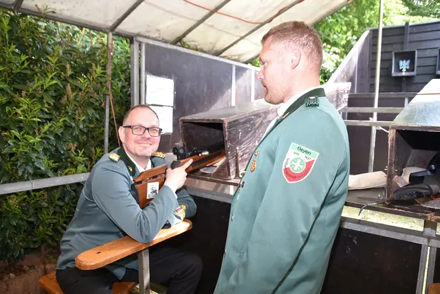 Der amtierende König Sören Berkling eröffnete mit seinem ersten Schuss den Schießwettbewerb.  | Foto: Horst G. Moherndl