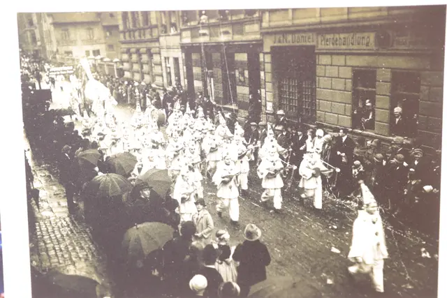 Die Ausstellung zeigt den Bonner Karneval im Wandel der Zeit. | Foto: Repro: we