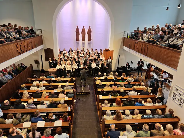 Rund 80 Sängerinnen und Sänger aus Brühl und Alfter präsentierten gemeinsam die Jazzmesse von Will Todd und begeisterten das Publikum.  | Foto: Veranstalter